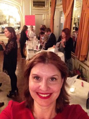 Paus med mingel, mat och signering.