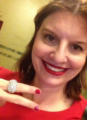 Jag hade röd klänning, rött nagellack och röda läppar. Jag gillar ju mest svart, men på scen är det kul med färg.