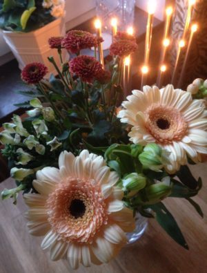 Fina blommor fick vi alla. Lyser upp på köksbordet.