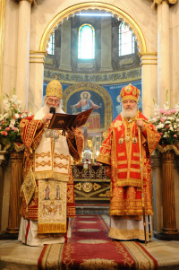 His Beatitude Theodoros, Pope and Patriarch of Alexandria and all Africa, gives an award to Kirill, Patriarch of Moscow, who was visiting Egypt.