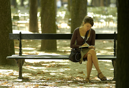 girl-writing-paris