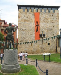 Monumento a Lope García de Salazar, frente a su torre en Portugalete (WIKIPEDIA)