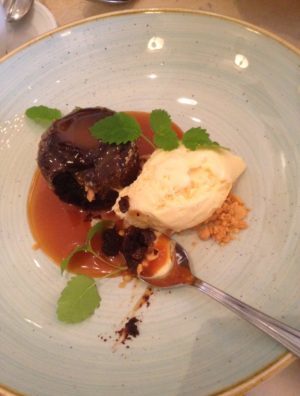 Fondant med kolasås, salta jordnötter och vaniljglass. Svar ja; det var HIMMELSKT.