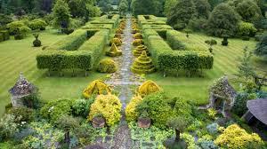 highgrove-garden-the-thyme-walk