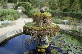 highgrove-garden-moss-on-stone