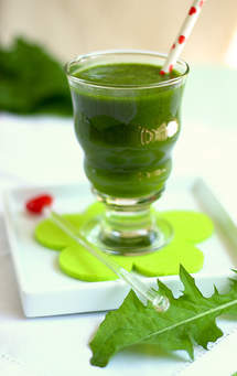 green smoothie w polka dotted straw