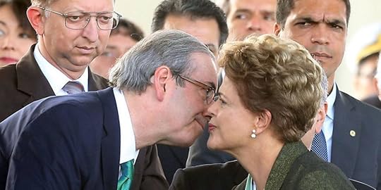 ADCU258 BSB - 16/4/2015 - DILMA / EXERCITO - POLITICA - Presidenta Dilma Rousseff cumprimenta o presidente da Câmara dos Deputados Eduardo Cunha durante as comemorações do Dia do Exército e imposição das medalhas da ordem do mérito militar, no QG do Exército no SMU, em Brasilia. FOTO: ANDRE DUSEK/ESTADAO
