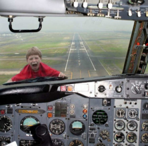kid-stuck-outside-airplane-window-blooper
