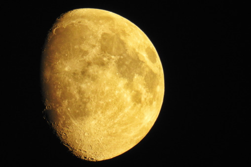 101-moon-1665816_1920-hans-benn-pixabay
