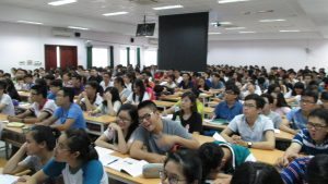 Sinh viên ở các giảng đường khác coi slides... trên màn hình...