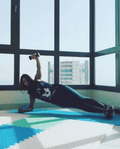 @mouzoo, menna nosri doing a plank in her apartment