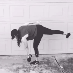 @mouzoo, menna nosri doing a one legged deadlift