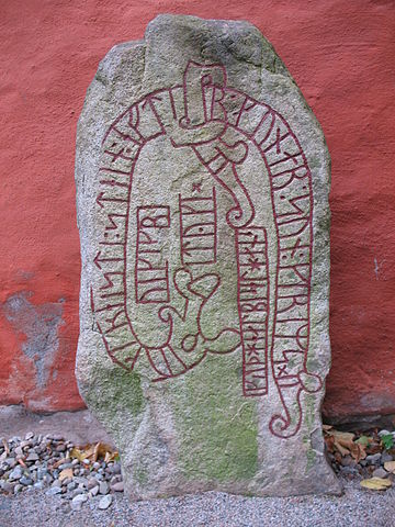 Runestone Sm 10 in Växjö, Sweden, by Berig. CC BY 3.0 via Wikimedia Commons.