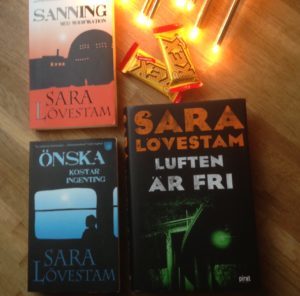 Saras böcker är storfavoriter här hemma; både jag och sextonåringen läser dem.