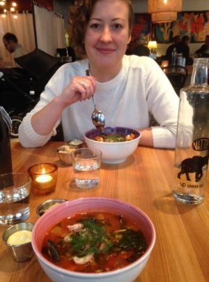 Lunch på Urban Deli med Katarina Bivald. Fisksoppa och intensivt pratande.