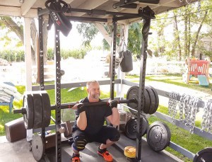 @mdwailes front squatting with his axle bar