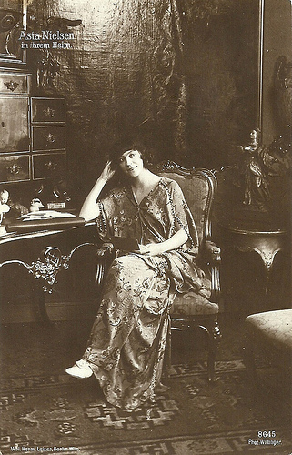Asta Nielsen at home