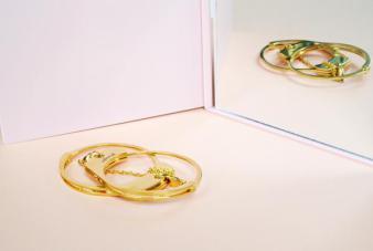 handcuff_mirror_grande.jpg