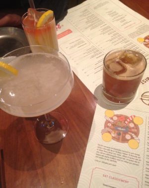 Sen svirade jag om från pyjamas och åkte in till EAT i Mood-gallerian för att träffa Anna och John. Den stora drinken är min och den var så GOD. 