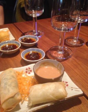 Jag glömde plåta maten, vi pratade så mycket, Men det här är rullar med svamp och jordnötssås.