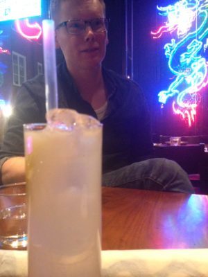 John i bakgrunden. En ny drink till mig. 