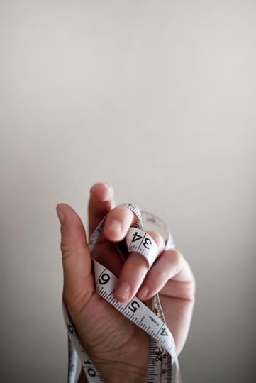 tape-measure-hand