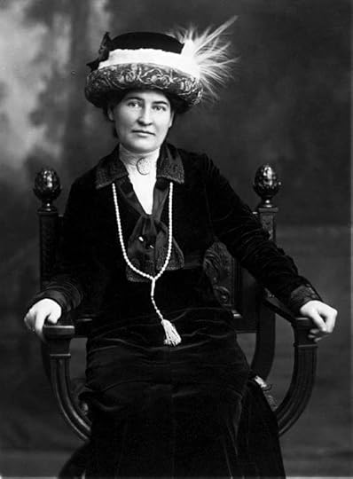 willa_cather_ca-_1912_wearing_necklace_from_sarah_orne_jewett