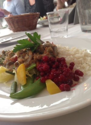 Och mer mat - så himla lyxigt att slippa laga mat en hel helg, bara sätta sig till dukat bord.