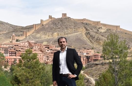 El escritor Luis Zueco, en Albarracín (Ediciones B)