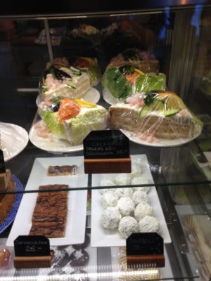 För att ALLA fik borde ha smörgåstårta (Ambra åt det här, om ni minns) ÅH MIN FINA BOK.