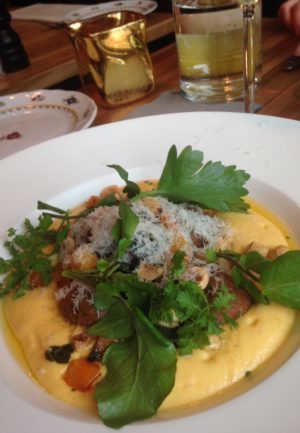 Alltså. De har så GALET god vegetarisk mat på Miss Clara. Det här är gnudi (små bollar) med kastanj och taleggio, butternut-puré och rostade hasselnötter. SÅ GOTT. Vill gå dit igen NU.
