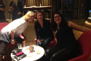 Förra året. Tre personer som betyder så mycket för mig; Åsa, Bivald och Anna Frankl. Åsa och jag hade precis kommit hem från Varberg. Jösses vilka år det varit. 