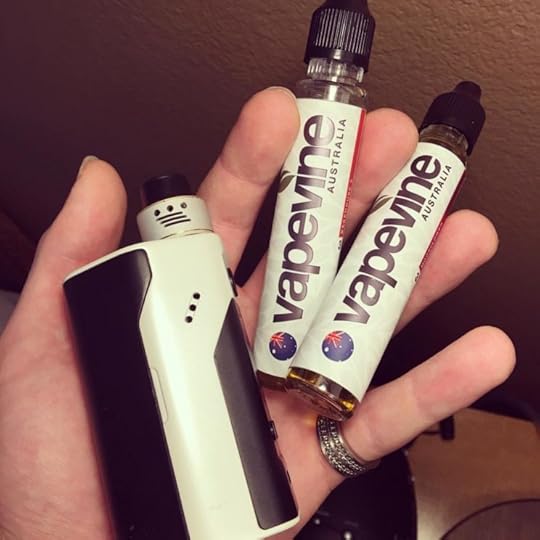 example_of_e-liquid_and_vaporizer