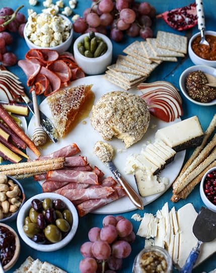 butternut squash cheeseball and a thanksgiving cheese board I howsweeteats.com 