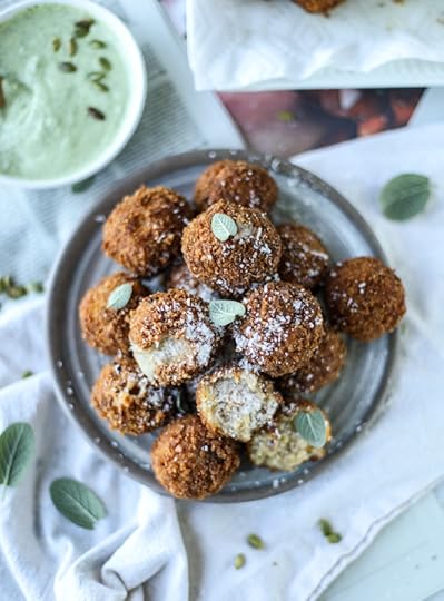 bacon butternut arancini with pumpkin pesto dip I howsweeteats.com