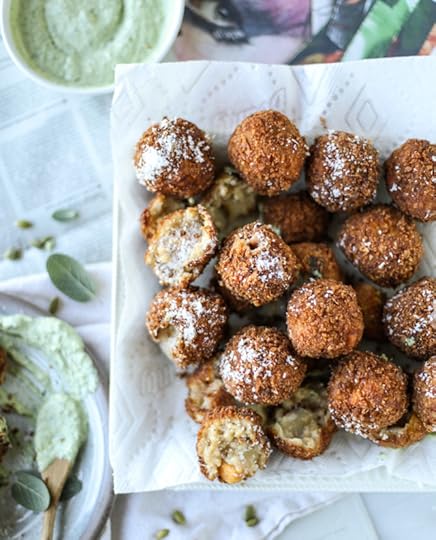 bacon butternut arancini with pumpkin pesto dip I howsweeteats.com