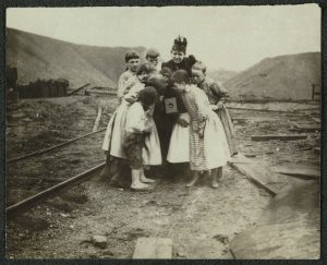 Frances Benjamin Johnston shows children her Kodak camera, circa 1900.
