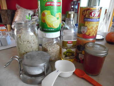 Photo of the ingredients to make hummus