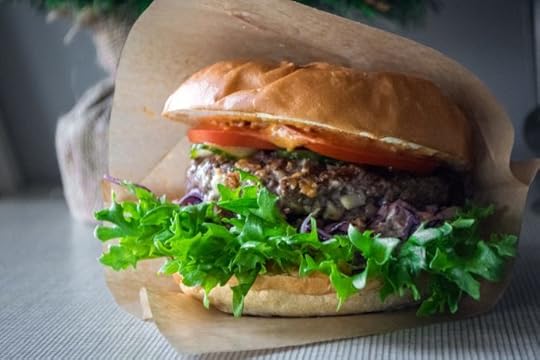 kohvik-keskus-kiirtoit-tervislik-vegan-taimetoit-burger-falafel-wrap-arvustus-restoran-merilin-taimre-paljas-porgand-kus-süüa