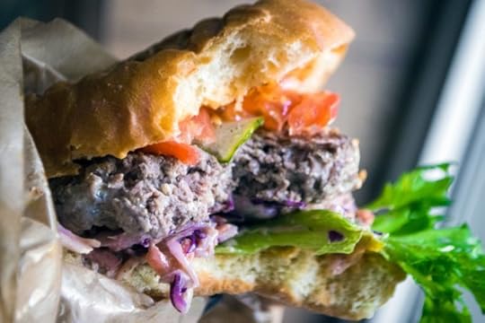 kohvik-keskus-kiirtoit-tervislik-vegan-taimetoit-burger-falafel-wrap-arvustus-restoran-merilin-taimre-paljas-porgand-kus-süüa
