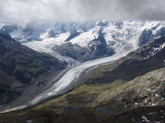 Morteratsch (right) and Pers (left) glaciers in 2005. Photo by Günter Seggebäing CC-BY-SA-3.0 via Wikimedia Commons.