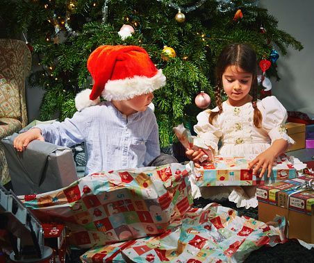 Children opening christmas gifts: 