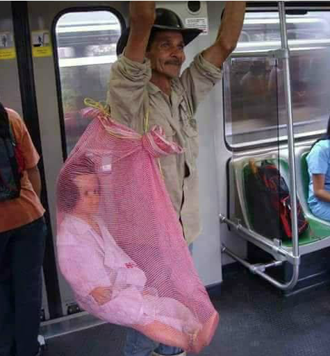A felicidade de um pai trabalhador ao levar o presente de Natal para sua filha.