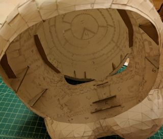 Cardboard cross-section supports on the face