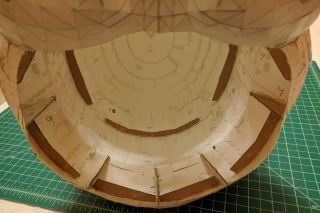 Cardboard cross-section supports on the scalp and brim