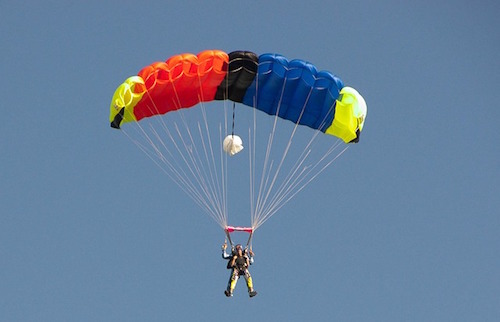 skydiver-376783_640.jpg