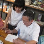 Một độc giả bắt gặp, bèn xin chữ ký...