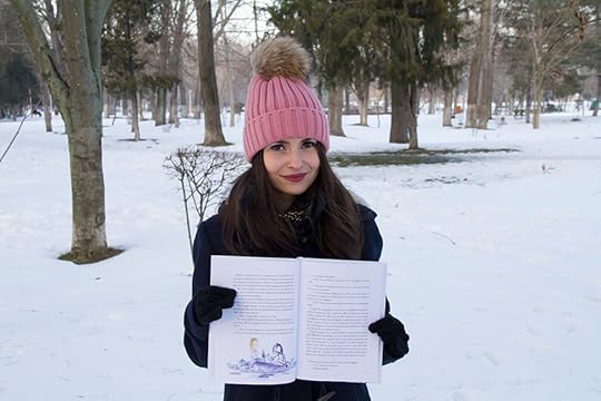 cititoare in parc cu carte in mana