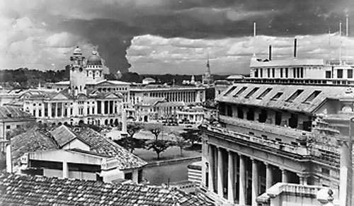 Smoke from burning oil tanks rising above Singapore, Feb 1942 (Imperial War Museum)