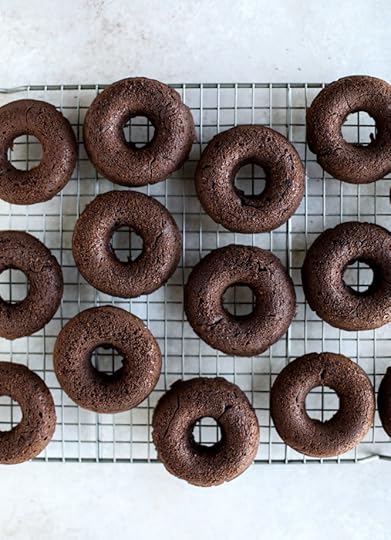 baked chocolate fudge donuts I howsweeteats.com